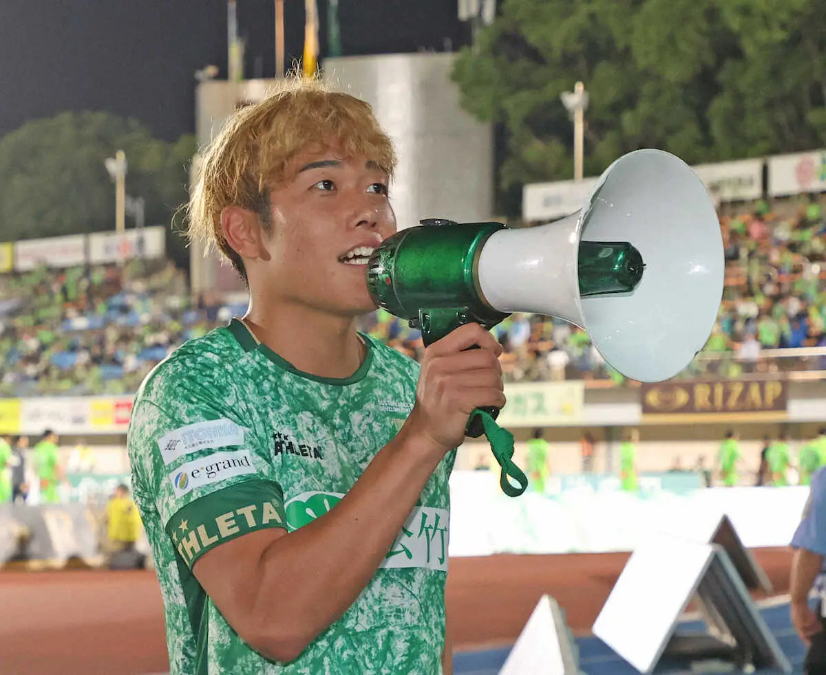 【画像・写真】＜湘南・東京V＞サポーターにメッセージをおくる東京V・染野（撮影・西海健太郎）