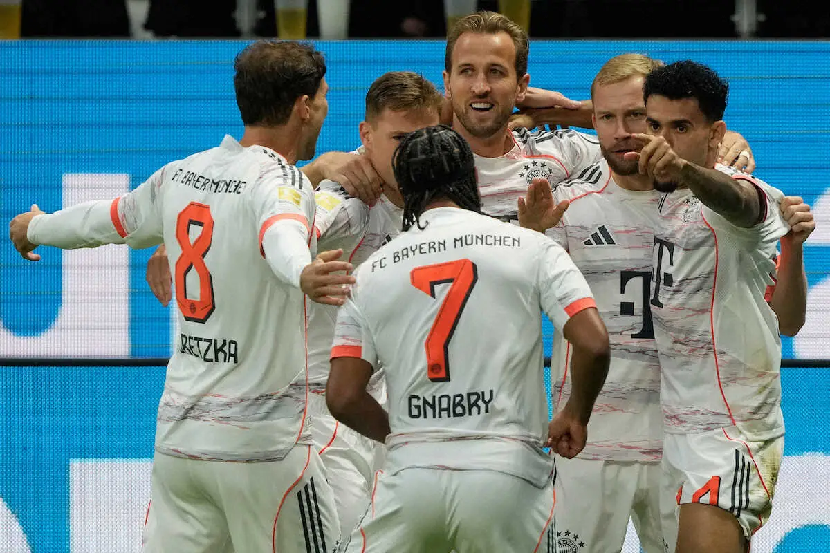 【画像・写真】Eフランクフルト戦の前半、先制ゴールを決め喜ぶFWルイスディアス（右端）らBミュンヘンイレブン（AP）