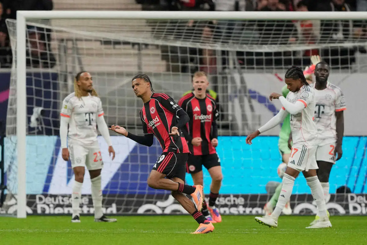 【画像・写真】Bミュンヘン戦の前半、ゴールネットを揺らしたEフランクフルトのMFバホヤ（左手前）だったがVAR判定により得点は認められず（AP）