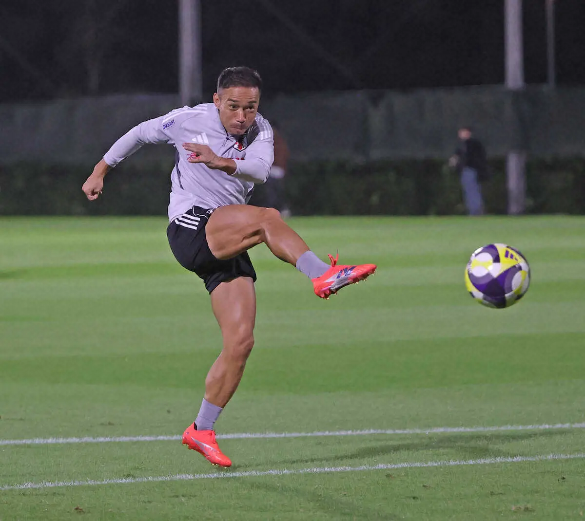 【画像・写真】絶好調の長友が鮮やかヒールパスを披露　名波コーチは「オレだったらサッカーやめるわ」