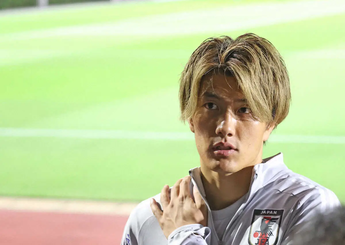 【画像・写真】＜サッカー日本代表練習＞報道陣の質問に答える小川（撮影・西海健太郎）