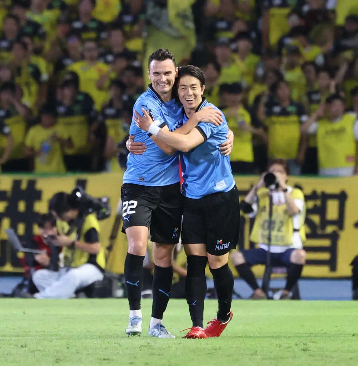 【画像・写真】＜ルヴァン杯準決勝第1戦　川崎F・柏＞前半、ゴールを決めたファンウェルメスケルケン際（右）（撮影・小海途　良幹）