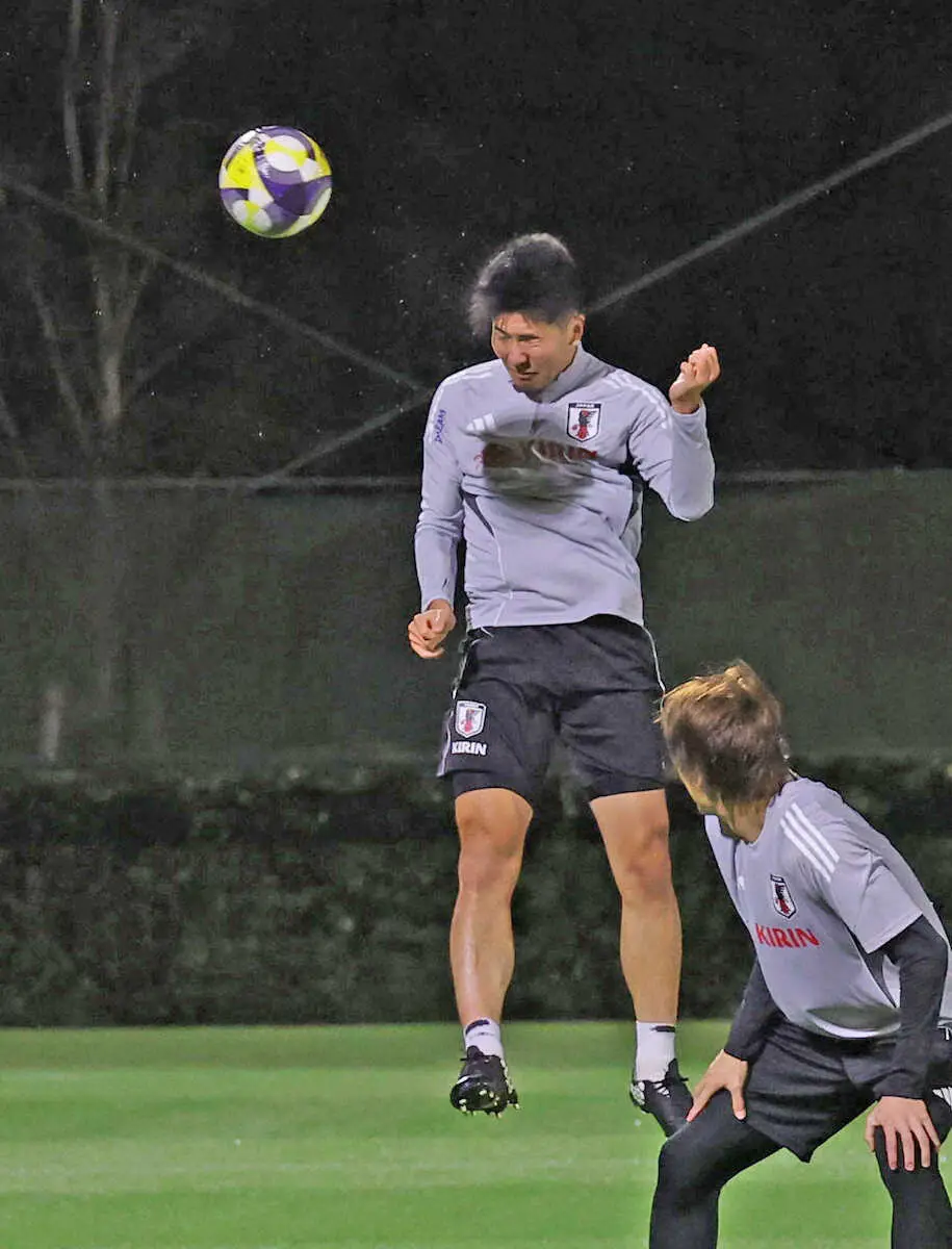 【画像・写真】＜サッカー日本代表練習＞ヘディングシュートを放つ鈴木淳（左）（撮影・西海健太郎）