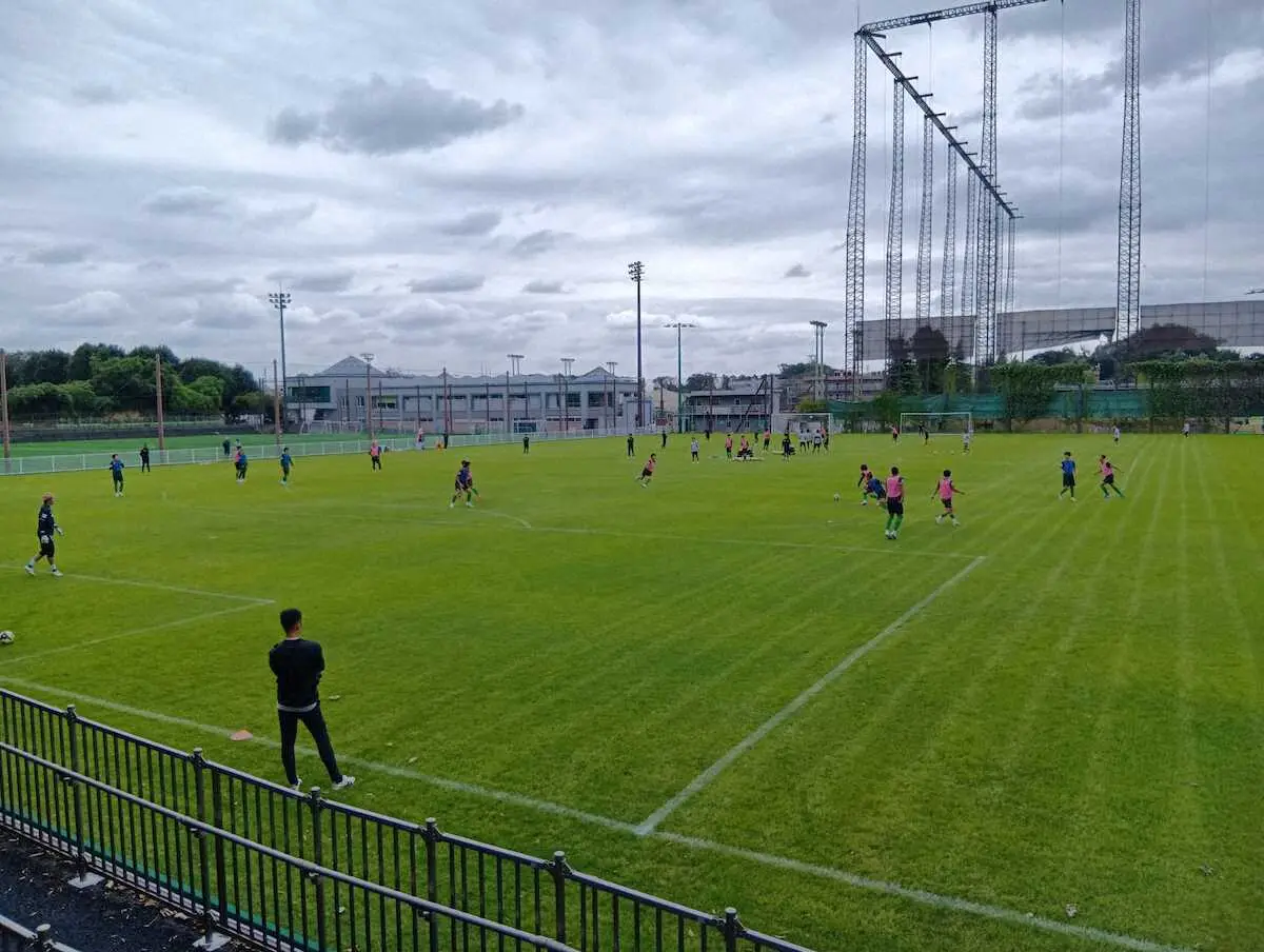 【画像・写真】東京Vが新ピッチで練習　「正規のピッチでできるのは全然違う」