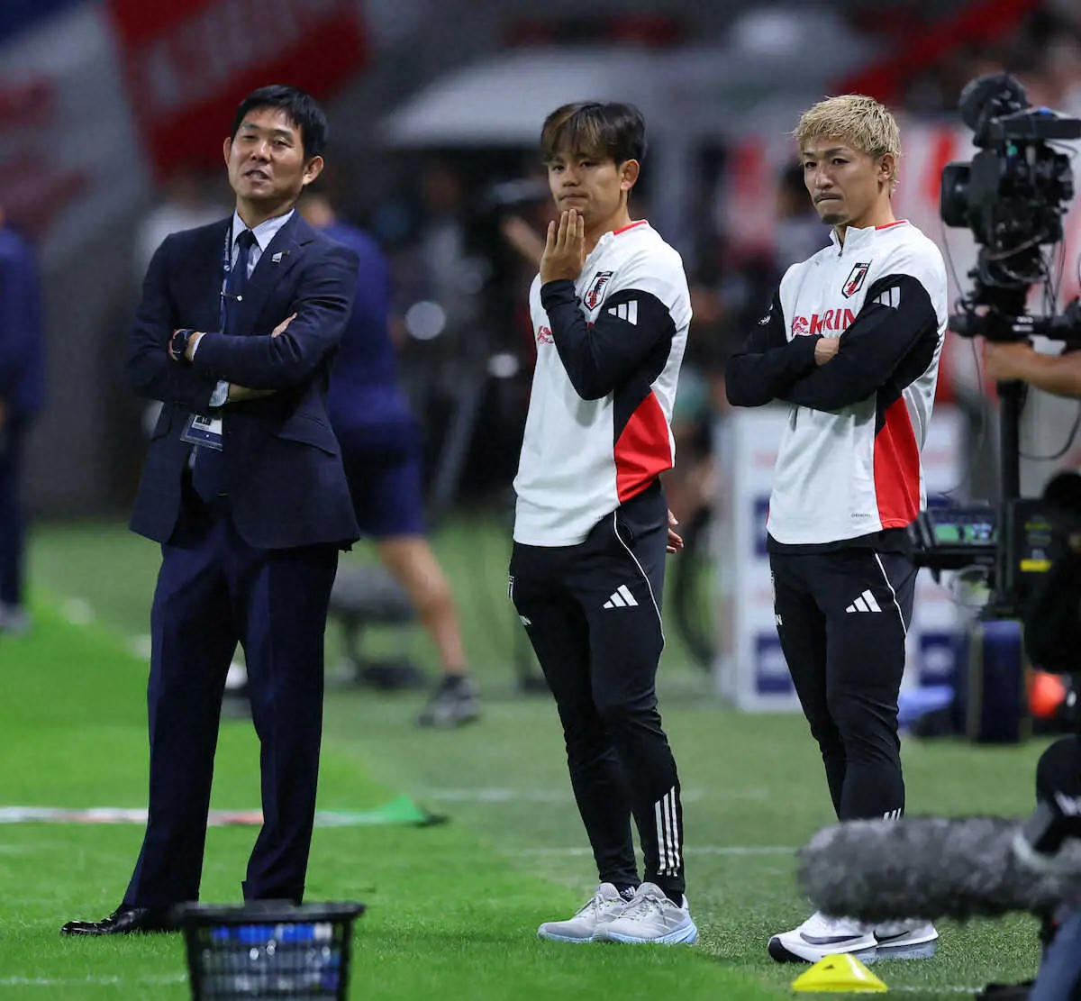【画像・写真】＜日本・パラグアイ＞話し込む（左から）森保監督、久保、前田（撮影・後藤　大輝）