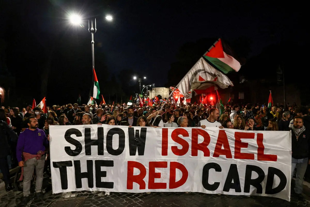 【画像・写真】イタリアのローマで“イスラエルにレッドカードを提示しろ”と抗議デモを行う人々（ロイター）