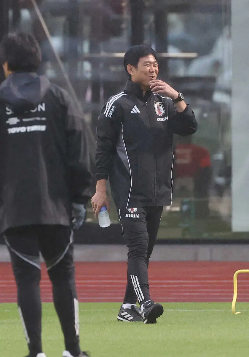 【画像・写真】＜サッカー日本代表練習＞笑顔の森保監督（右）（撮影・西海健太郎）