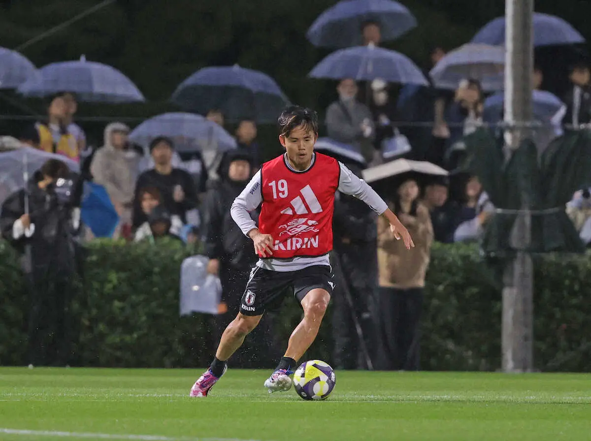 【画像・写真】＜サッカー日本代表練習＞ドリブルする久保（撮影・西海健太郎）