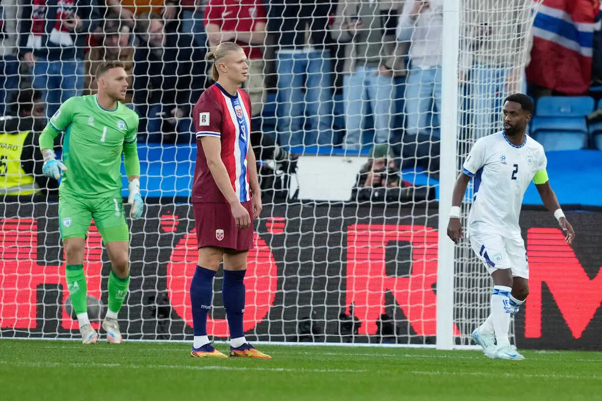 【画像・写真】イスラエル戦の前半、まさかのPK失敗にぼう然とするノルウェー代表FWハーランド（中央）（AP）