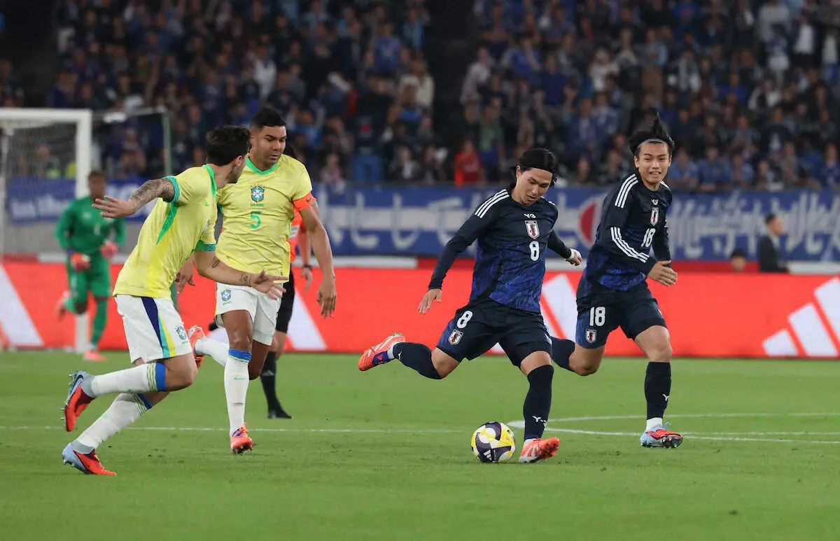 【画像・写真】＜日本・ブラジル＞前半、パスを出す南野（右から2人目）（撮影・小海途　良幹）