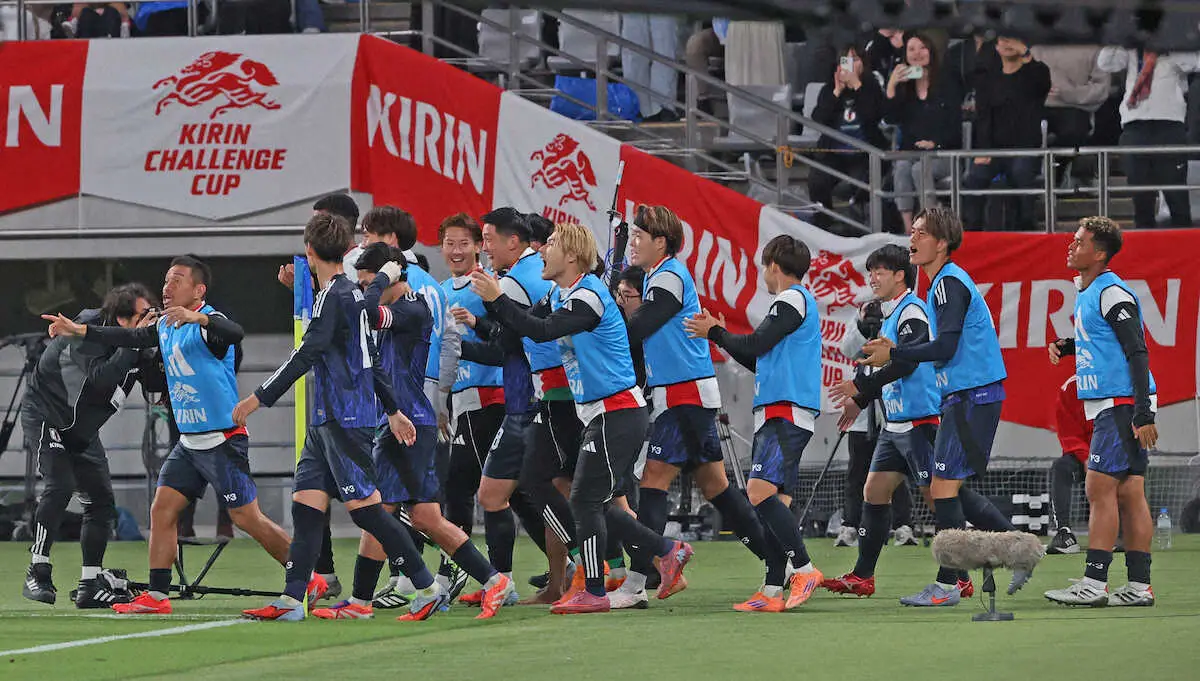 【画像・写真】＜日本・ブラジル＞後半、上田のゴールに喜ぶ長友（左端）ら日本代表イレブン（撮影・西海健太郎）