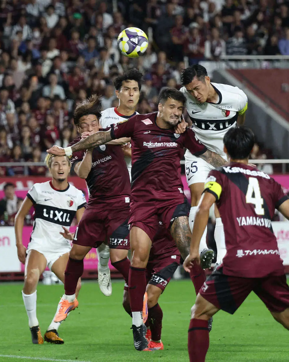 【画像・写真】前半、ヘッドでゴールを狙う鹿島・植田（右）（撮影・後藤　正志）