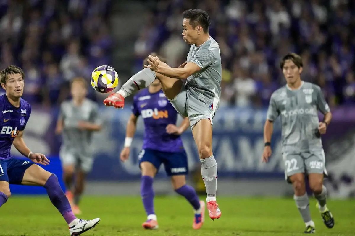 【画像・写真】前半、ボールに飛びつくFC東京・長友（共同）