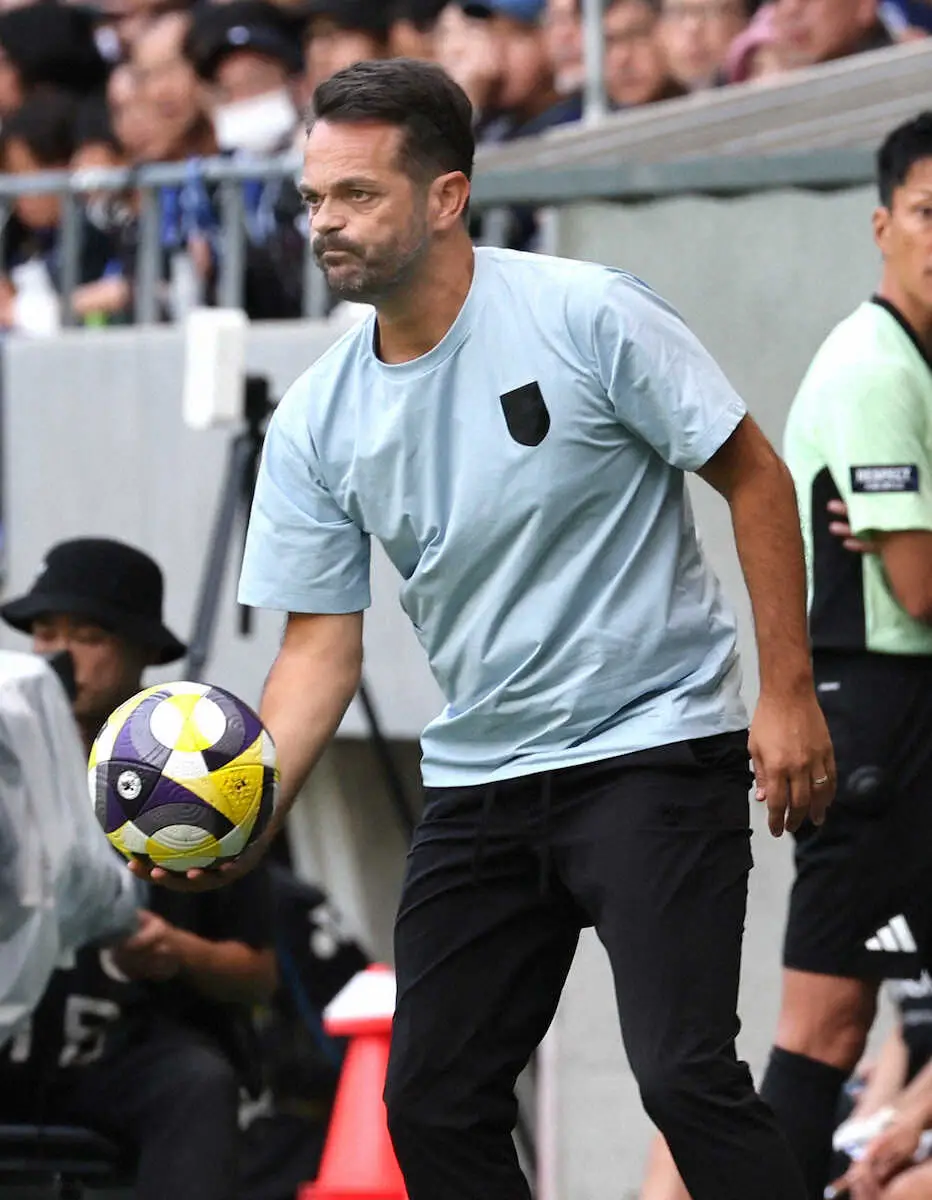 【画像・写真】年間入場者新記録の一戦で…G大阪指揮官「自分の判断。選手信じた」ハーフタイムにシステム変更せず