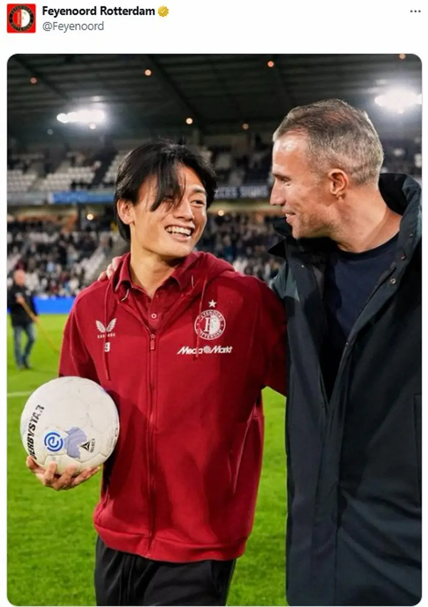 【画像・写真】フェイエノールト公式X（@Feyenoord）から。試合後、ファンペルシー監督（右）と肩を組み笑顔の上田