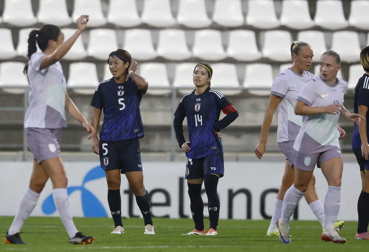 【画像・写真】前半、ノルウェーに先制され、ぼうぜんとする高橋（5）と長谷川（14）