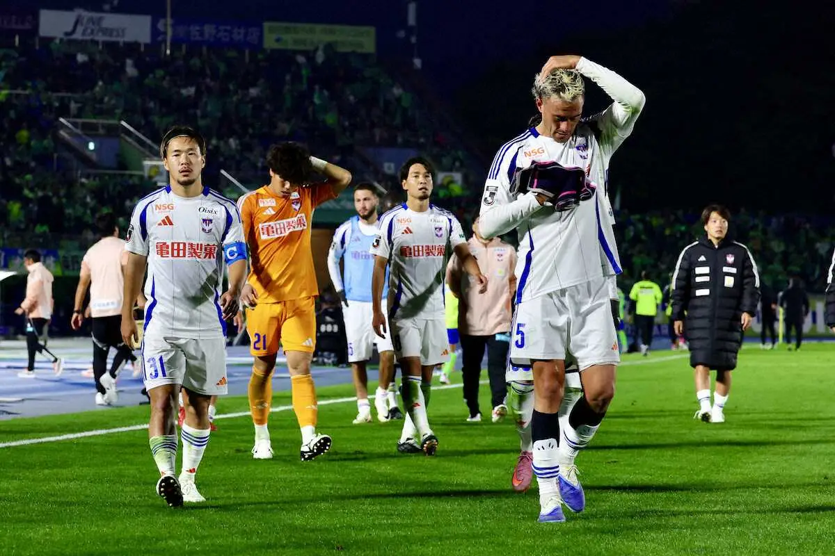 【画像・写真】＜湘南・新潟＞湘南に敗れた新潟イレブン（撮影・松永　柊斗）
