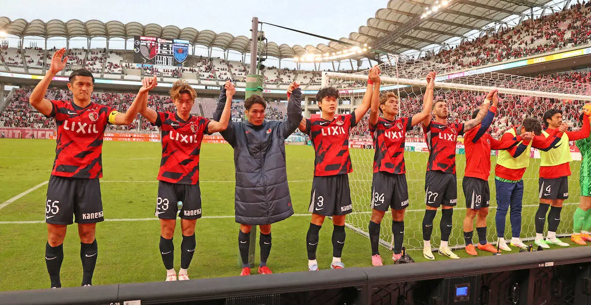 【画像・写真】＜鹿島・横浜FC＞サポーターにあいさつした鹿島イレブン（撮影・西海健太郎）
