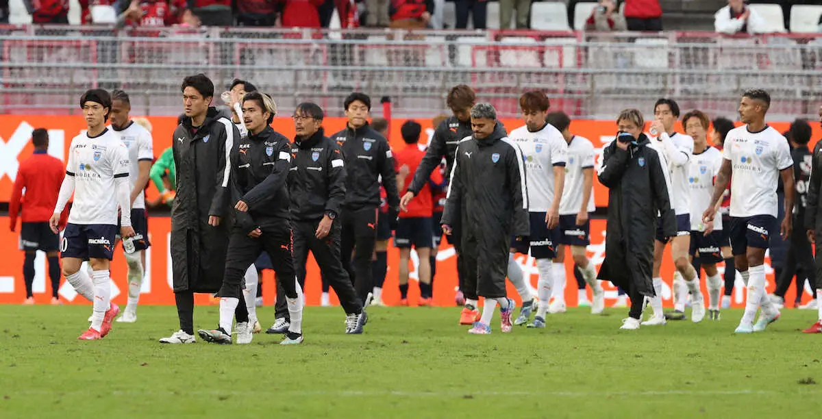 【画像・写真】＜鹿島・横浜FC＞試合に敗れ厳しい表情の横浜FCイレブン（撮影・西海健太郎）