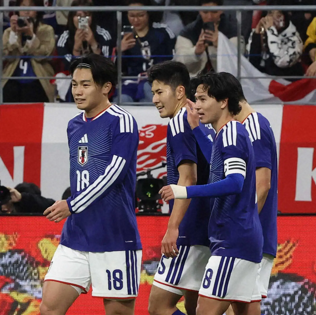 【画像・写真】＜日本・ガーナ＞前半、ゴールを決め祝福される南野（右）＝撮影・西海健太郎