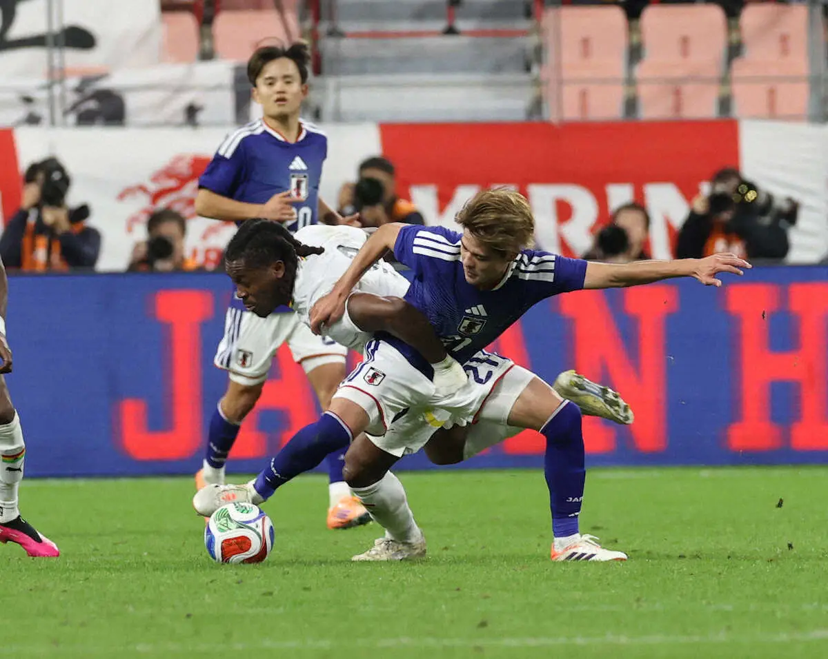 【画像・写真】＜日本・ガーナ＞後半、ボールを奪う佐野海（撮影・西海健太郎）