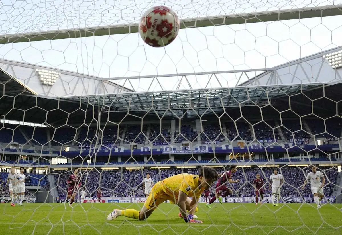 【画像・写真】　神戸―広島　後半、神戸・佐々木（右から4人目）にPKを決められた広島・GK大迫（手前）＝パナスタ