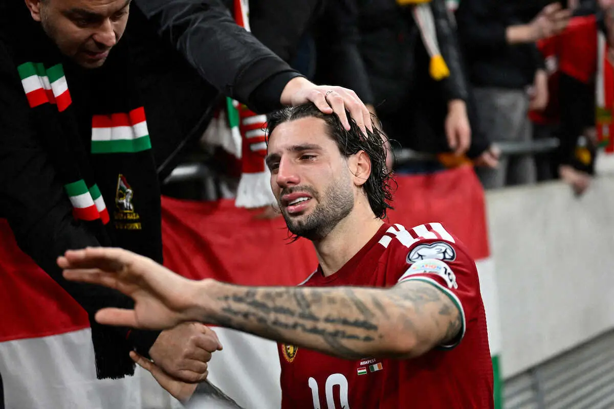 【画像・写真】逆転負けでW杯予選敗退が決まり涙するハンガリー代表MFソボスライ（AP）