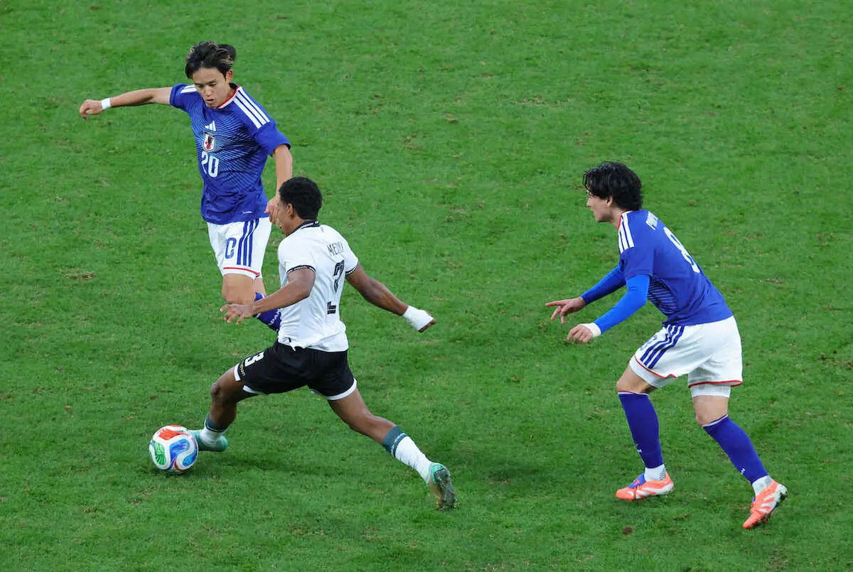 【画像・写真】＜日本・ボリビア＞後半、競り合う久保と南野（撮影・松永　柊斗）