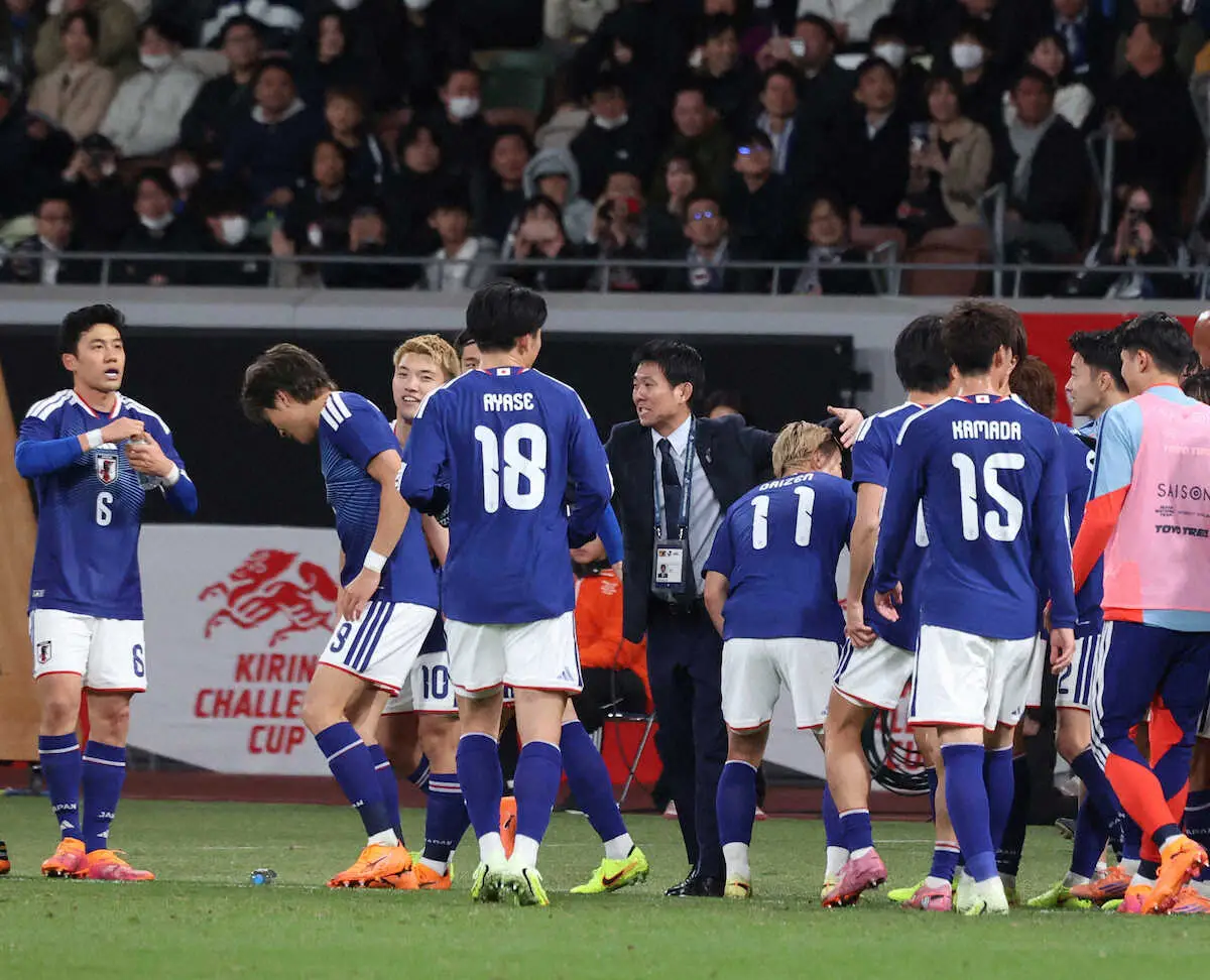 【画像・写真】森保Jで異例の光景　2得点後に監督が歓喜の輪の中に「選手に呼ばれて…あまりないけどうれしかった」