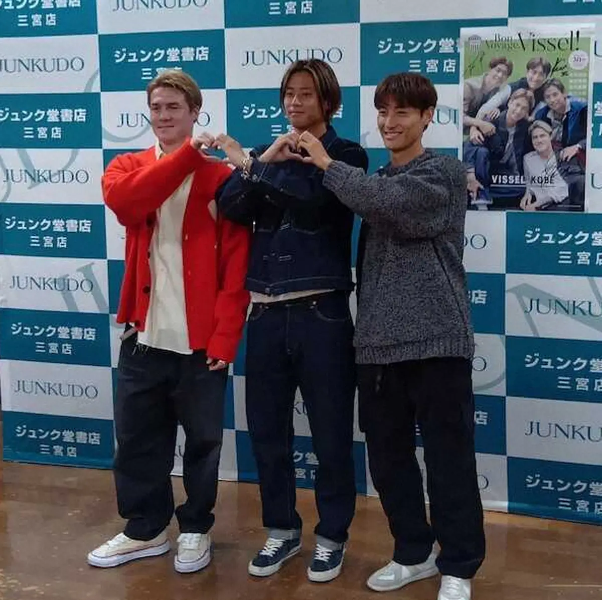 【画像・写真】女性誌『ar　』との「コラボムック本発売記念サイン会」に出席した（左から）神戸のDF酒井、MF汰木、MF鍬先