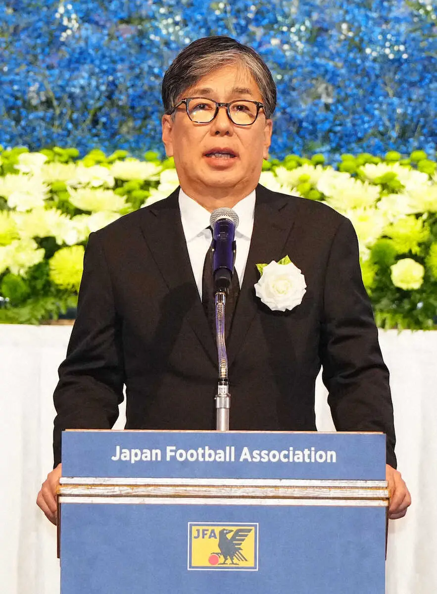 【画像・写真】釜本邦茂さんのお別れの会で謝辞を述べる長男の達生さん