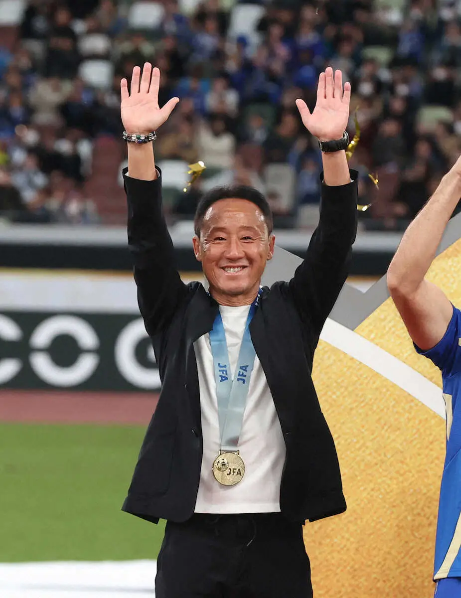 【画像・写真】＜天皇杯決勝　町田・神戸＞優勝を喜ぶ町田・黒田監督（撮影・西海健太郎）