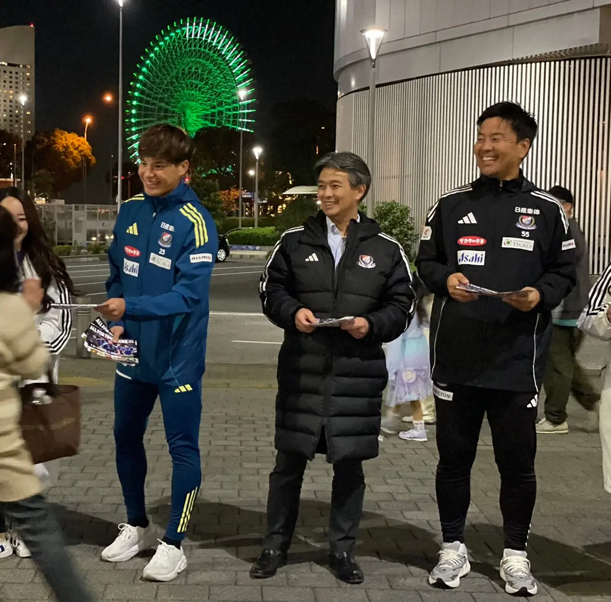 【画像・写真】横浜M　本拠白星締めへビラ配り　社長、監督、看板選手が異例の取り組み