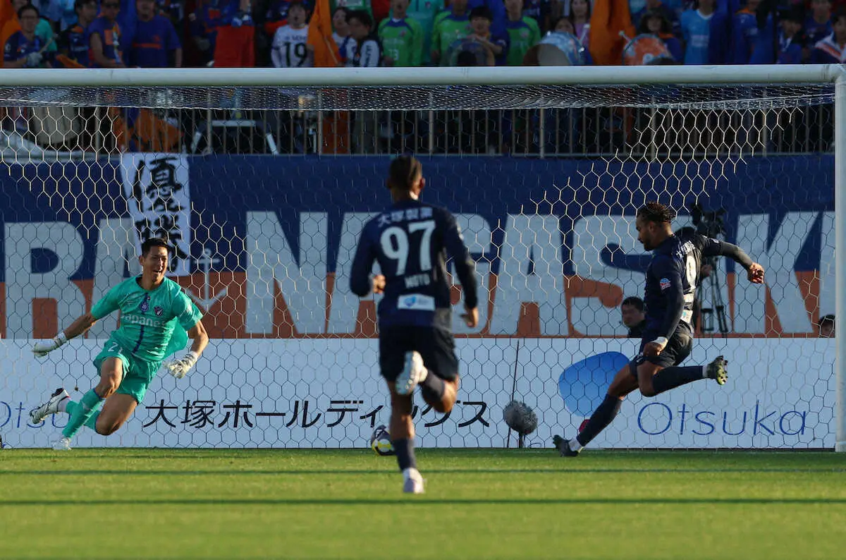 【画像・写真】＜徳島・長崎＞後半、徳島・アンデルソンのシュートに飛びつく長崎・後藤（左）（撮影・中辻　颯太）　
