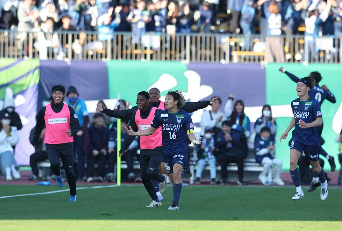【画像・写真】＜徳島・長崎＞前半、先制点を決め、歓喜する徳島・渡（中央）撮影・中辻　颯太）　