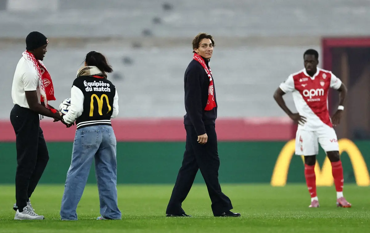 【画像・写真】＜モナコ・パリSG＞キックオフセレモニーに登場した陸上男子棒高跳びの世界記録保持者デュプランティス（右から2人目）（ロイター）