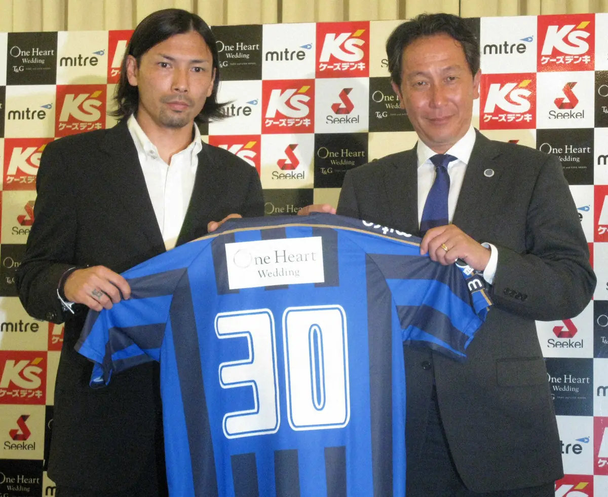 【画像・写真】11年、水戸に入団し柱谷監督（右）からユニホームを渡される鈴木
