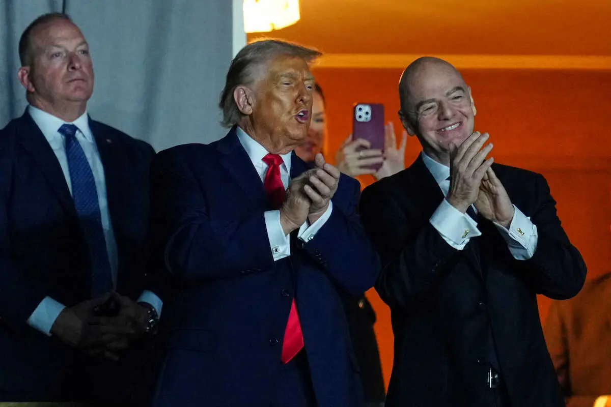 【画像・写真】トランプ大統領(中央)、右はFIFAのインファンティーノ会長(AP)