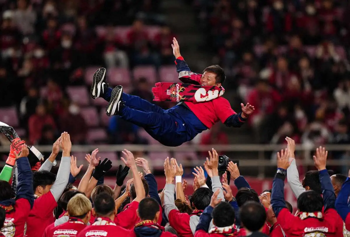 【画像・写真】＜鹿島・横浜F＞優勝を果たし、胴上げされる鹿島・鬼木監督（撮影・木村　揚輔）