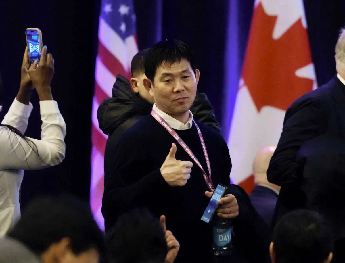 【画像・写真】サッカーW杯北中米3カ国大会の試合日程詳細が発表され、ポーズをとる森保一監督