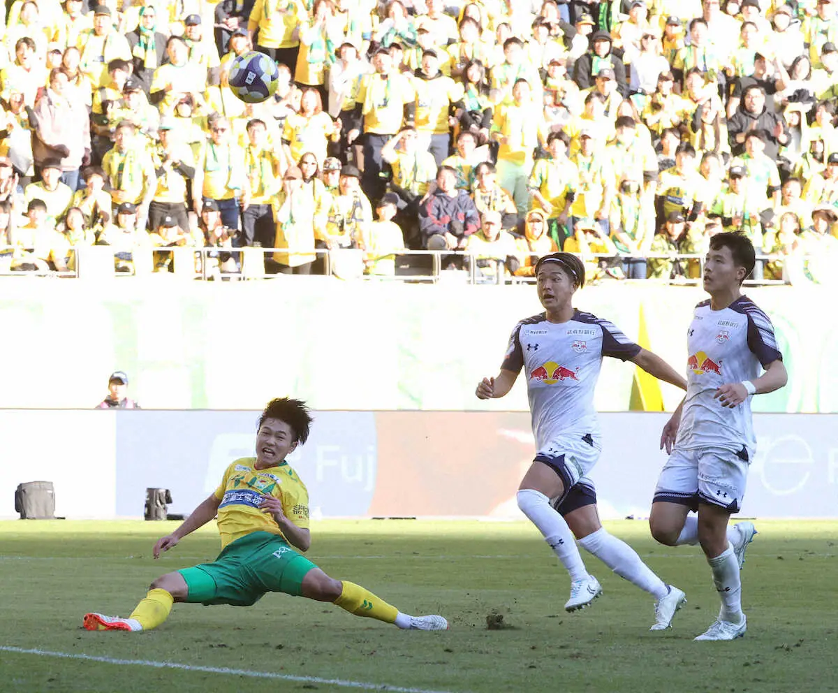 【画像・写真】＜千葉・大宮＞後半、ゴールを決める千葉・姫野（左）（撮影・西海健太郎）