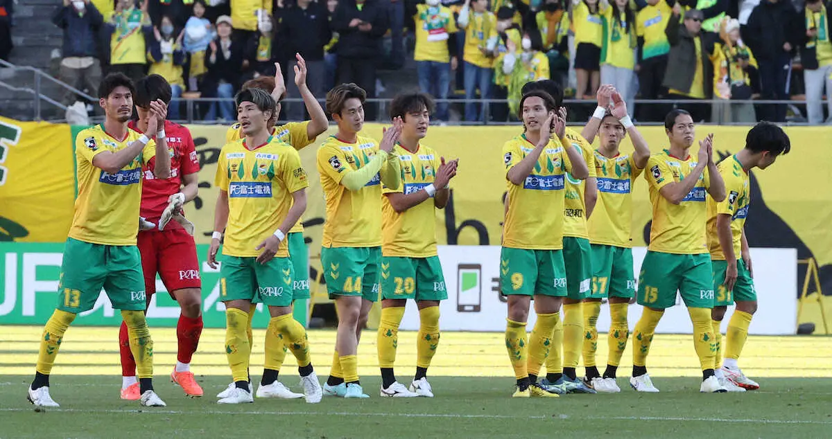 【画像・写真】＜千葉・大宮＞勝利を喜ぶ千葉イレブン（撮影・西海健太郎）