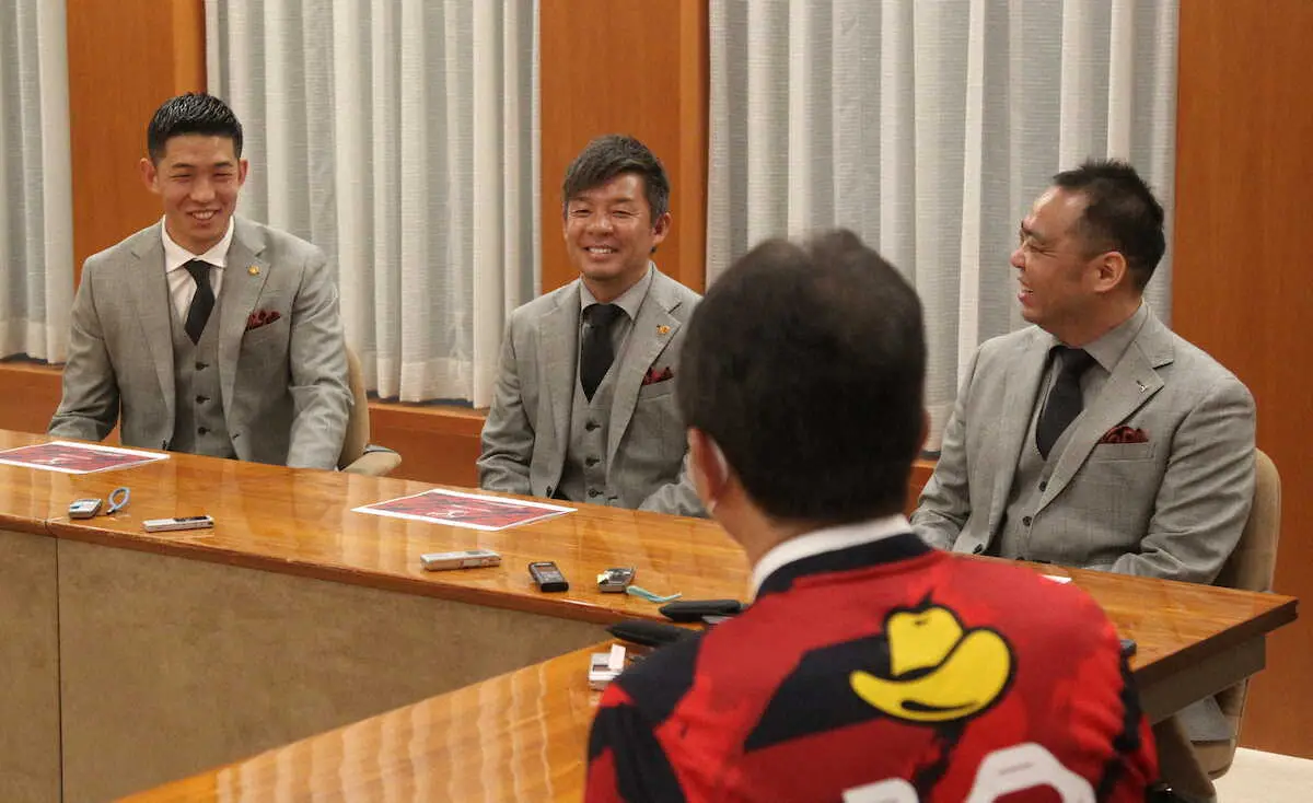 【画像・写真】鹿島・鬼木監督　県庁で優勝報告「スポーツの力で茨城を盛り上げられたら」来季実現の“ダービー”心待ち