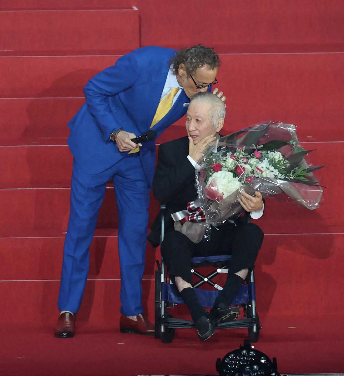 【画像・写真】レジェンド・木村和司氏　車椅子姿で笑顔　ラモス瑠偉氏がエスコート　「チェアマン特別賞」