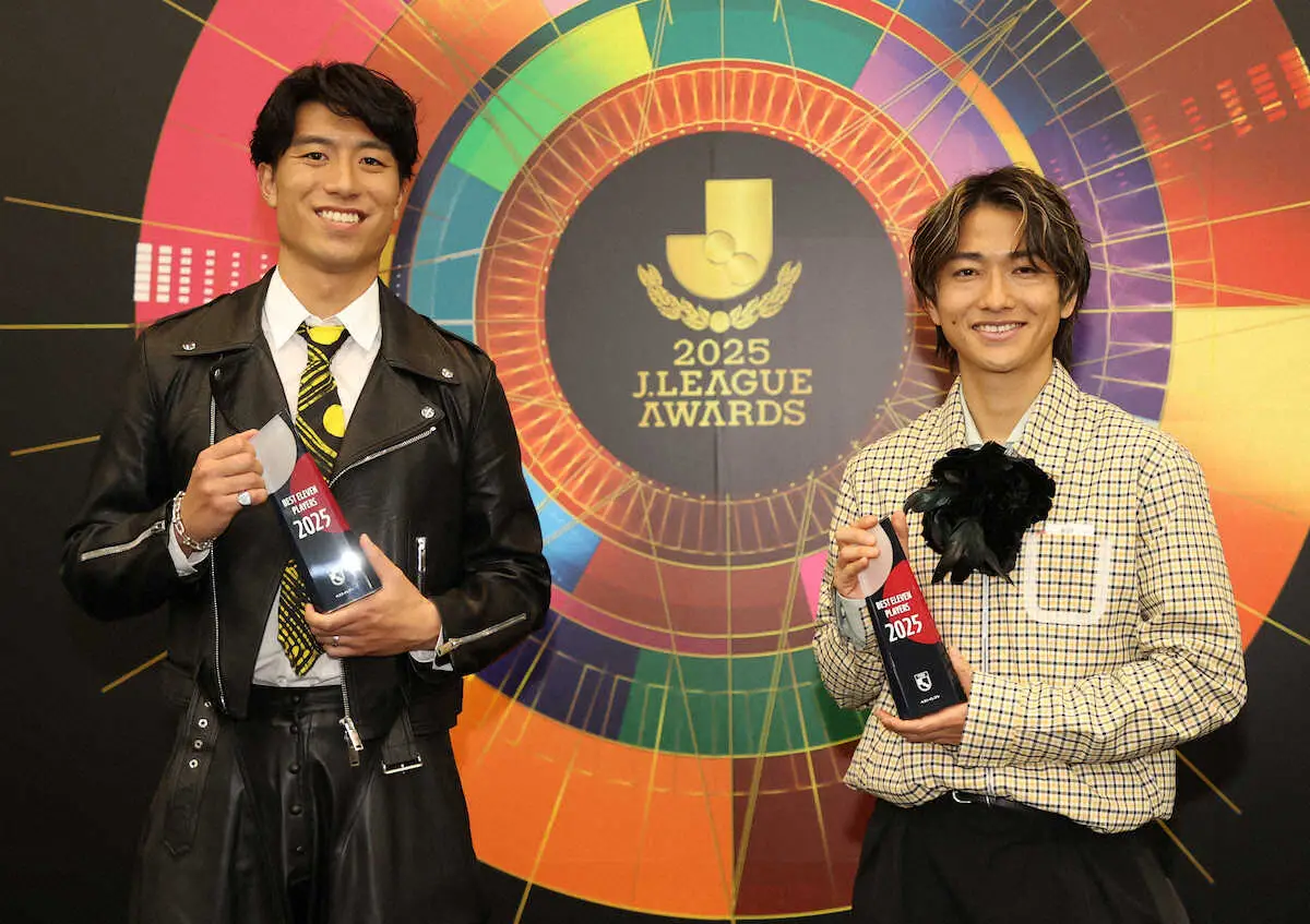 【画像・写真】＜2025Jリーグアウォーズ＞ベストイレブンに選ばれた柏・古賀と小泉（右）（撮影・西海健太郎）