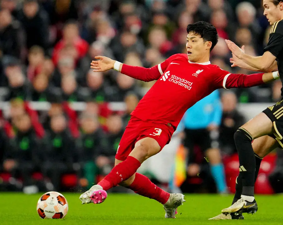 【画像・写真】リバプール遠藤航　右足首負傷で数週間離脱へ…6日のリーズ戦で負傷、試合後は松葉づえ姿