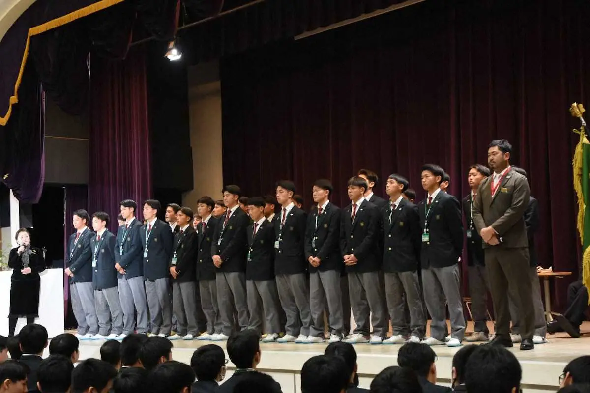 【画像・写真】興国高サッカー部が全国高校サッカー選手権大会の壮行会で全国初勝利誓う　