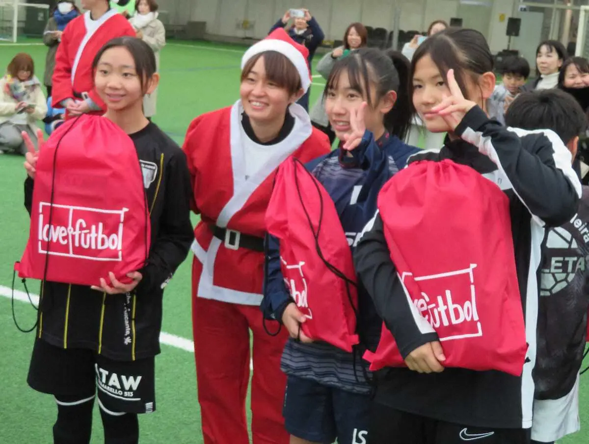 【画像・写真】なでしこジャパンの宮沢ひなたがクリスマス交流イベントに参加　ひとり親家庭などの子供たちを支援