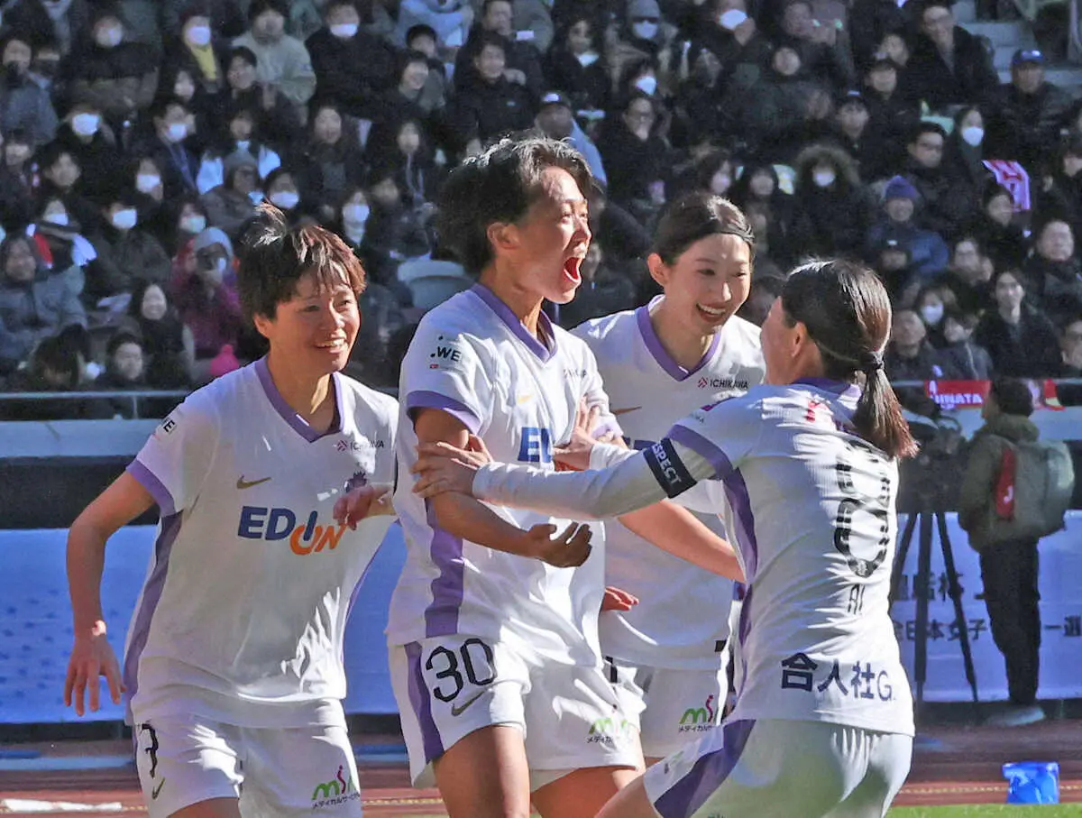【画像・写真】【女子サッカー皇后杯】広島が初優勝！元日の国立で初となる決勝単独開催飾った　後半終了間際に中嶋決勝弾