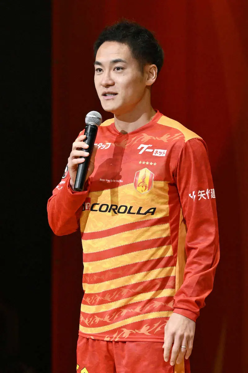 【画像・写真】名古屋　服部SD「勝利に飢えている。優勝が目標」　新体制発表会